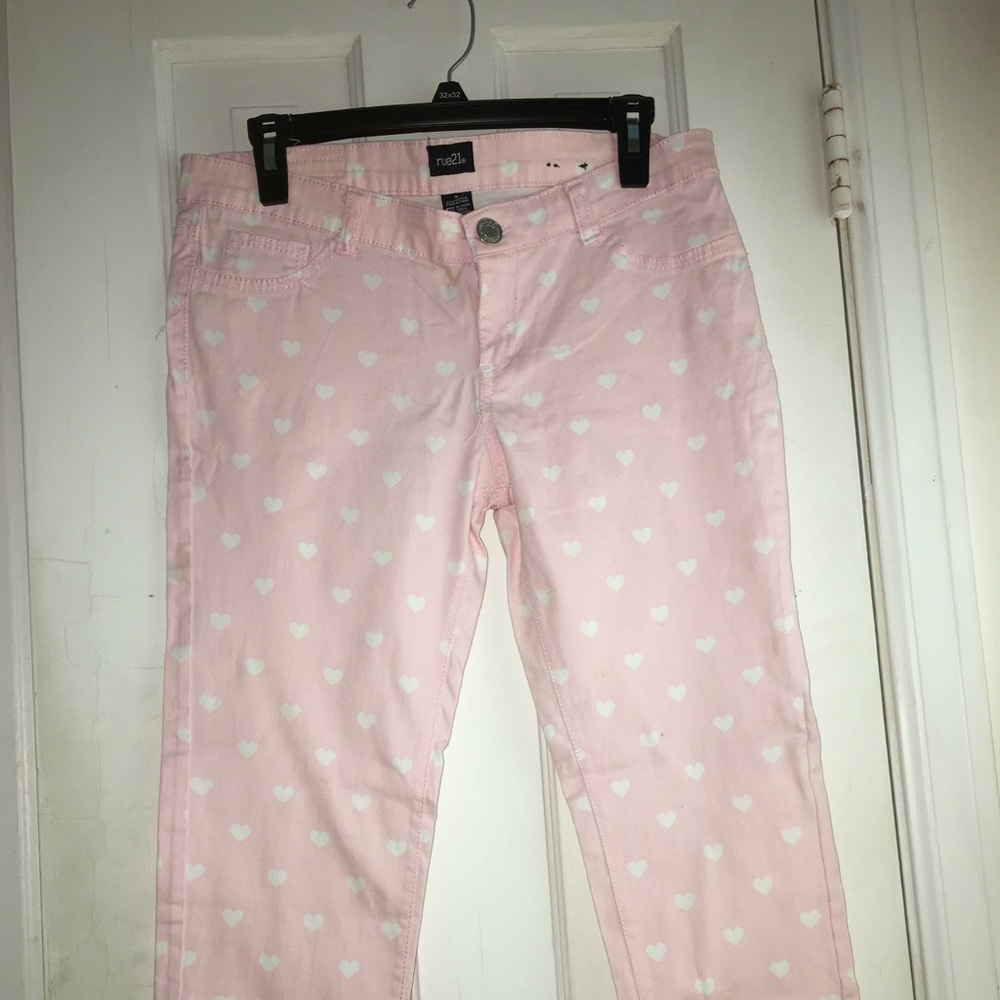 White Hearted Pink Capri Jeans 🤍